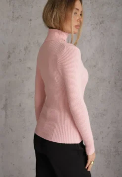 Różowy Prążkowany Golf z Bawełną o Kroju Slim z Elastycznego Materiału Kuarisa