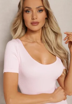 Różowy Prążkowany Kombinezon Bodycon z Długimi Nogawkami i Krótkimi Rękawami Vittone