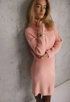 Różowy Prążkowany Komplet z Dzianiny z Wełną i Bawełną Golf i Sukienka Bodycon Mirrela