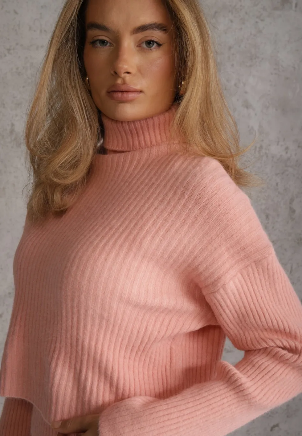 Różowy Prążkowany Komplet z Dzianiny z Wełną i Bawełną Golf i Sukienka Bodycon Mirrela