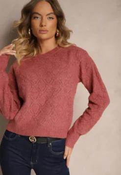 Różowy Sweter w Klasycznym Stylu z Tłoczonym Wzorem Deriel