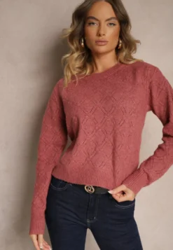 Różowy Sweter w Klasycznym Stylu z Tłoczonym Wzorem Deriel