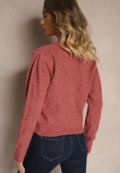 Różowy Sweter w Klasycznym Stylu z Tłoczonym Wzorem Deriel