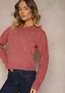 Różowy Sweter w Klasycznym Stylu z Tłoczonym Wzorem Deriel