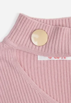 Różowy Sweter w Typie Półgolfu z Prążkowaniem Ozdobiony Wycięciem na Dekolcie Palgunia