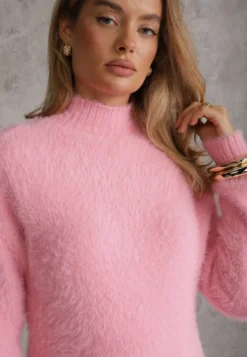 Różowy Sweter z Wełną i Dekoltem Półgolfem Deomiora