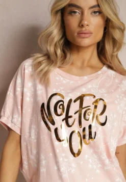 Różowy T-shirt z Bawełny Typu Nietoperz z Ozdobnym Nadrukiem i Cyrkoniami Siratta