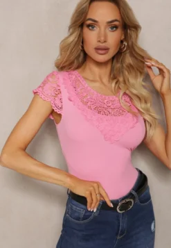 Różowy T-shirt z Prążkowanego Materiału z Koronkowymi Rękawami i Dekoltem Hlilada