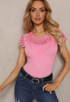 Różowy T-shirt z Prążkowanego Materiału z Koronkowymi Rękawami i Dekoltem Hlilada