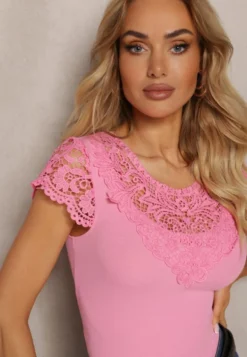 Różowy T-shirt z Prążkowanego Materiału z Koronkowymi Rękawami i Dekoltem Hlilada