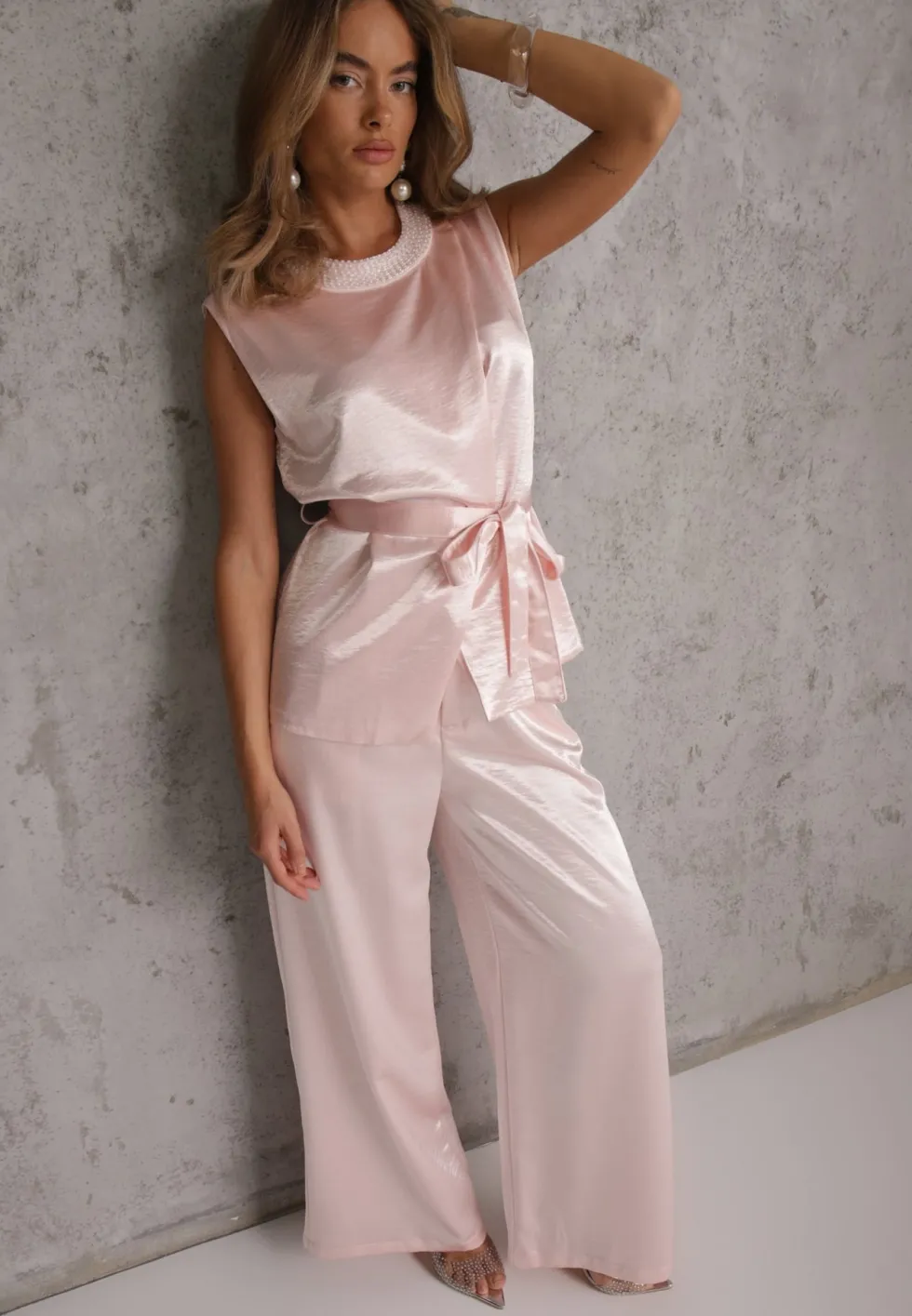 Różowy Wiskozowy Komplet Elegancki z Satynowego Materiału Bluzka w Stylu Kimono i Szerokie Spodnie Adraxera