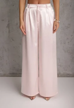 Różowy Wiskozowy Komplet Elegancki z Satynowego Materiału Bluzka w Stylu Kimono i Szerokie Spodnie Adraxera