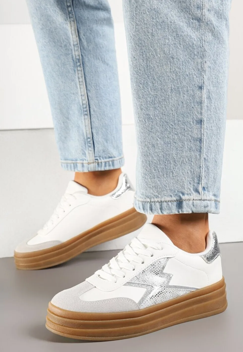 Srebrno-Białe Sneakersy w Stylu Tenisówek Ozdobione Geometrycznym Wzorem Tolivanna