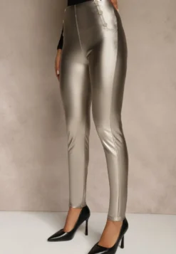 Szampańskie Legginsy High Waist z Imitacji Skóry z Gumką w Pasie Ozdobione Guzikami Sinairis