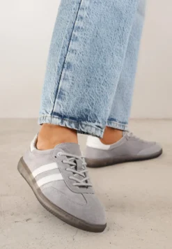 Szare Płaskie Sneakersy ze Skóry Naturalnej z Ozdobnymi Paskami Nelarielis