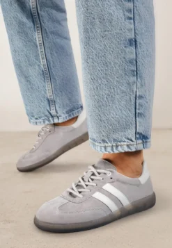 Szare Płaskie Sneakersy ze Skóry Naturalnej z Ozdobnymi Paskami Nelarielis