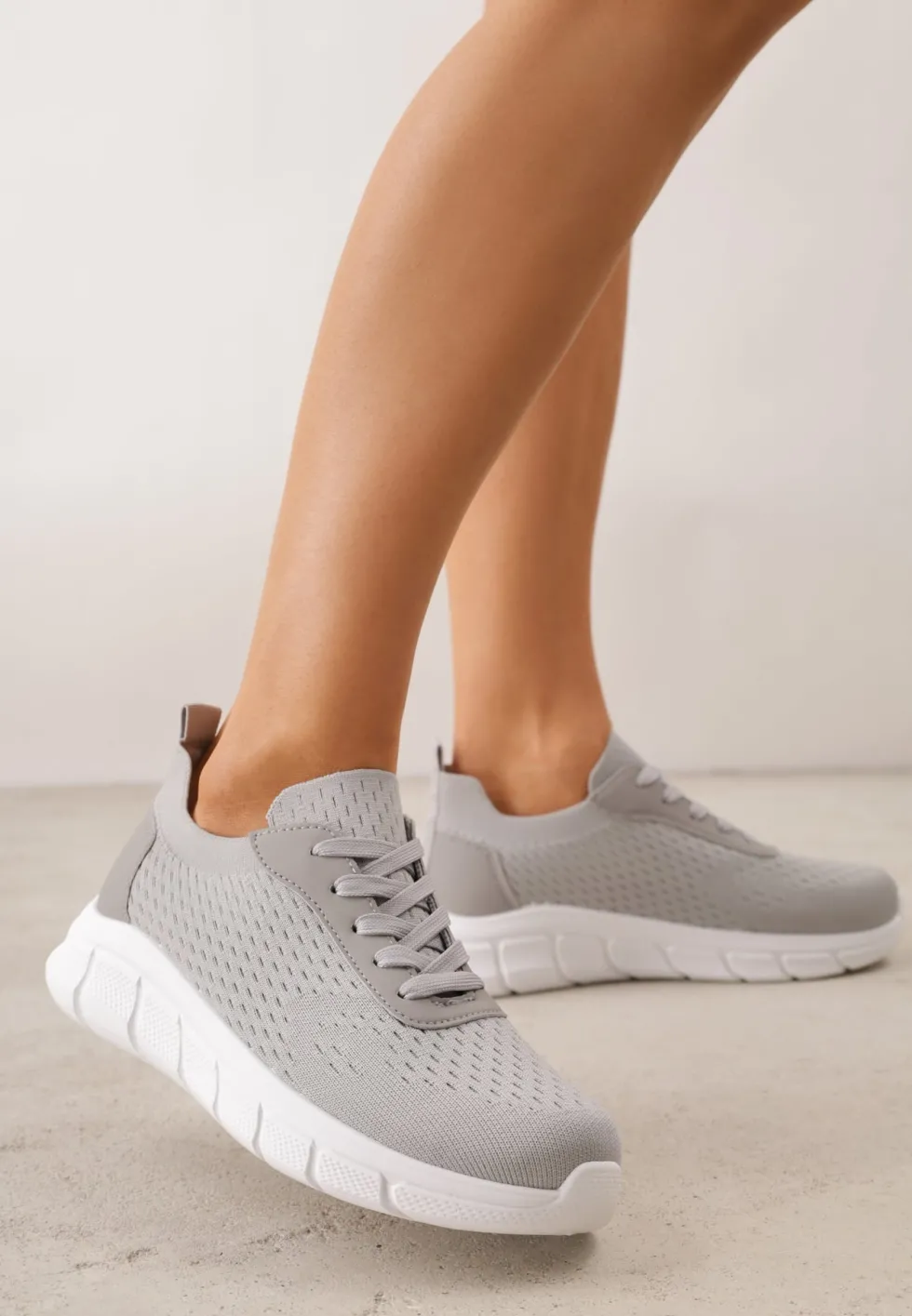 Szare Siateczkowe Buty Sportowe na Piankowej Podeszwie z Tłoczeniami Nisitia