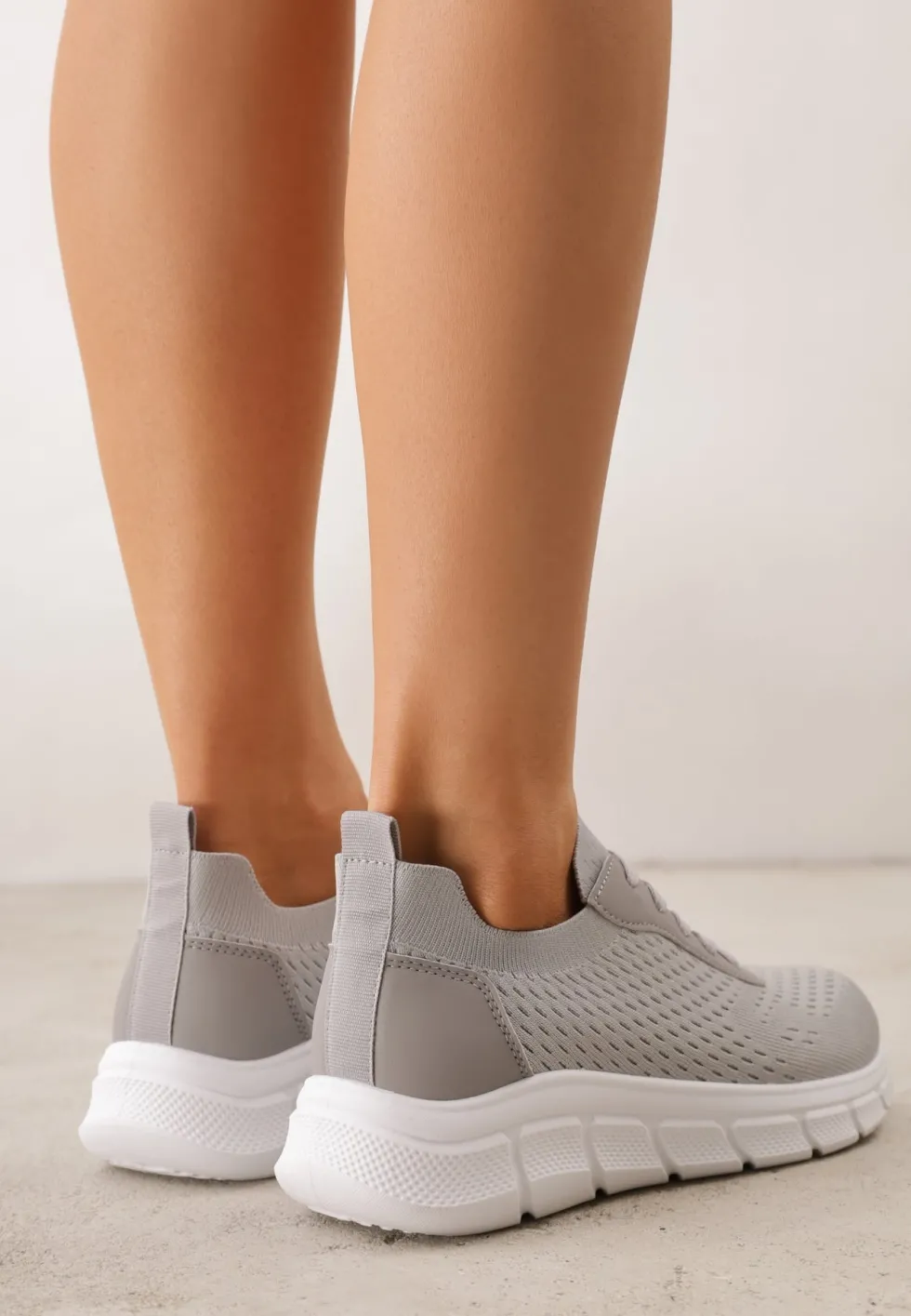 Szare Siateczkowe Buty Sportowe na Piankowej Podeszwie z Tłoczeniami Nisitia