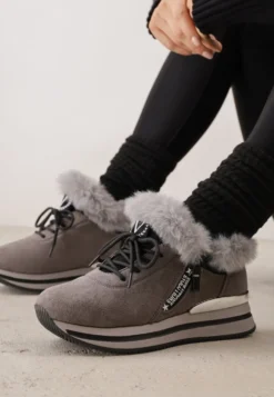 Szare Sneakersy na Płaskiej Podeszwie z Napisem i Futerkiem Taricea