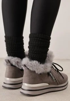 Szare Sneakersy na Płaskiej Podeszwie z Napisem i Futerkiem Taricea