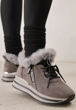 Szare Sneakersy na Płaskiej Podeszwie z Napisem i Futerkiem Taricea