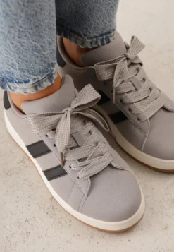Szare Sneakersy Ozdobione Paskami Dolirenna