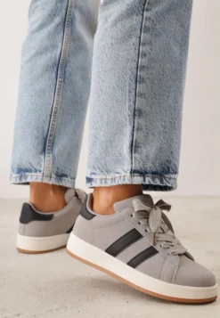Szare Sneakersy Ozdobione Paskami Dolirenna