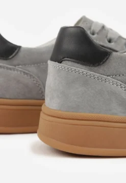 Szare Sneakersy ze Skóry Naturalnej z Geometrycznym Wzorem Zetisius