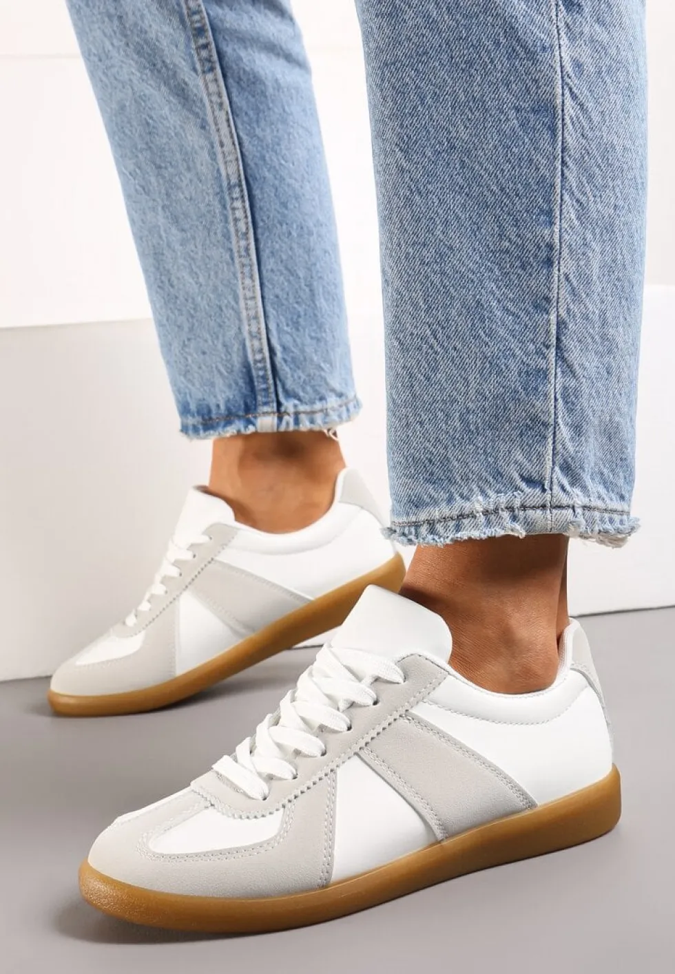 Szaro-Białe Sneakersy Tenisówki z Ozdobnymi Przeszyciami Sumina
