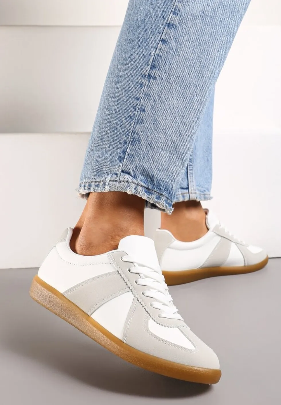 Szaro-Białe Sneakersy Tenisówki z Ozdobnymi Przeszyciami Sumina