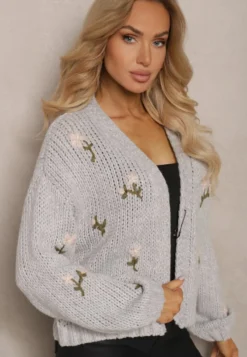 Szary Kardigan w Kwiatowe Aplikacje z Zapięciem na Elegancką Agrafkę Patista