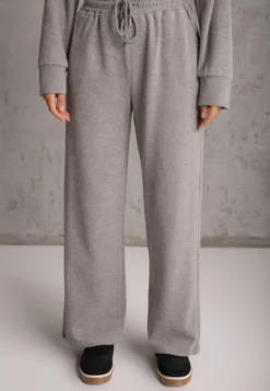 Szary Komplet Dresowy Spodnie Wide Leg i Bluza z Kapturem i Aplikacjami Nailena