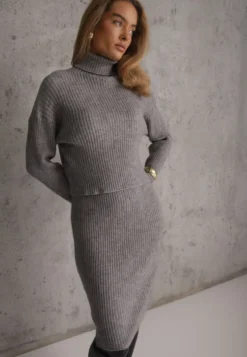 Szary Prążkowany Komplet z Dzianiny z Wełną i Bawełną Golf i Sukienka Bodycon Mirrela
