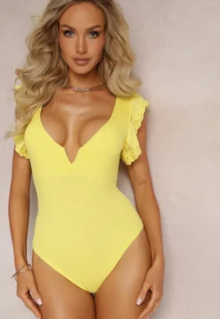 Żółte Body z Wycięciem i Falbankami z Haftem Eshawn