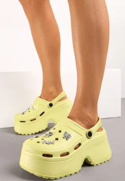 Żółte Piankowe Klapki na Platformie z Paskiem na Piętę i Metalicznymi Ozdobami Whisella