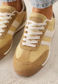 Żółte Sneakersy Ozdobione z Boku Paskami Ariene