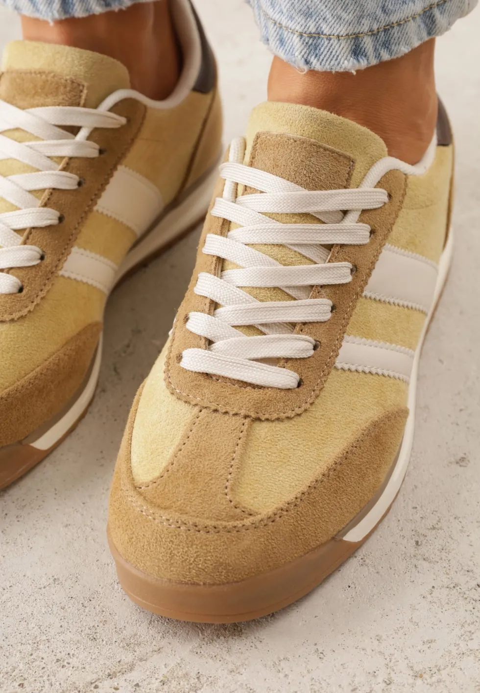 Żółte Sneakersy Ozdobione z Boku Paskami Ariene