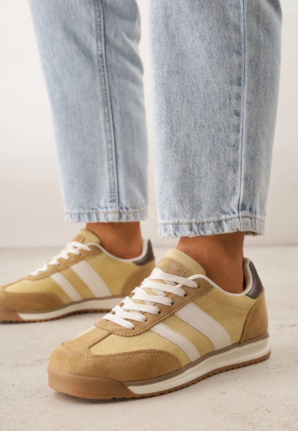Żółte Sneakersy Ozdobione z Boku Paskami Ariene