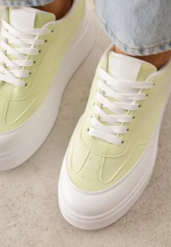 Żółte Sneakersy VICES na Platformie z Ozdobnym Noskiem Attis