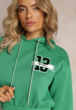 Zielona Krótka Bluza z Kapturem Ściągaczami i Ozdobnym Nadrukiem Relis