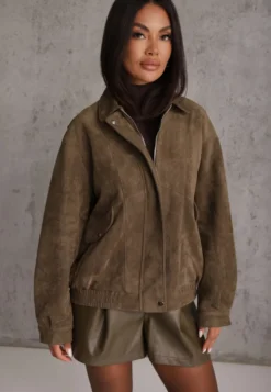 Zielona Kurtka Przejściowa w Stylu Vintage z Imitacji Zamszu z Klasycznym Kołnierzykiem i Kieszeniami Resch