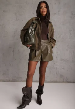Zielona Kurtka Przejściowa w Stylu Vintage z Imitacji Zamszu z Klasycznym Kołnierzykiem i Kieszeniami Resch