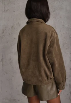 Zielona Kurtka Przejściowa w Stylu Vintage z Imitacji Zamszu z Klasycznym Kołnierzykiem i Kieszeniami Resch