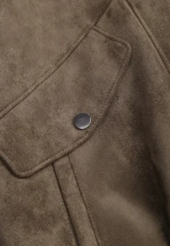 Zielona Kurtka Przejściowa w Stylu Vintage z Imitacji Zamszu z Klasycznym Kołnierzykiem i Kieszeniami Resch