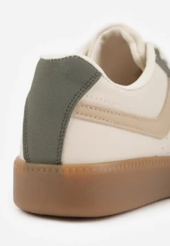 Zielone Sneakersy na Niskiej Platformie z Metalicznymi Wstawkami Dalivia