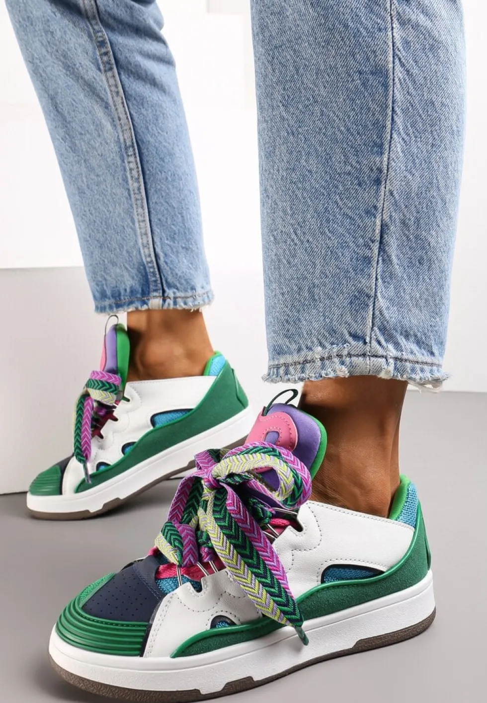 Zielone Sneakersy z Dekoracyjnym Sznurowaniem i Wstawką na Języku Cristen