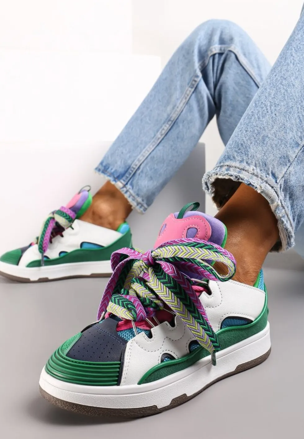 Zielone Sneakersy z Dekoracyjnym Sznurowaniem i Wstawką na Języku Cristen