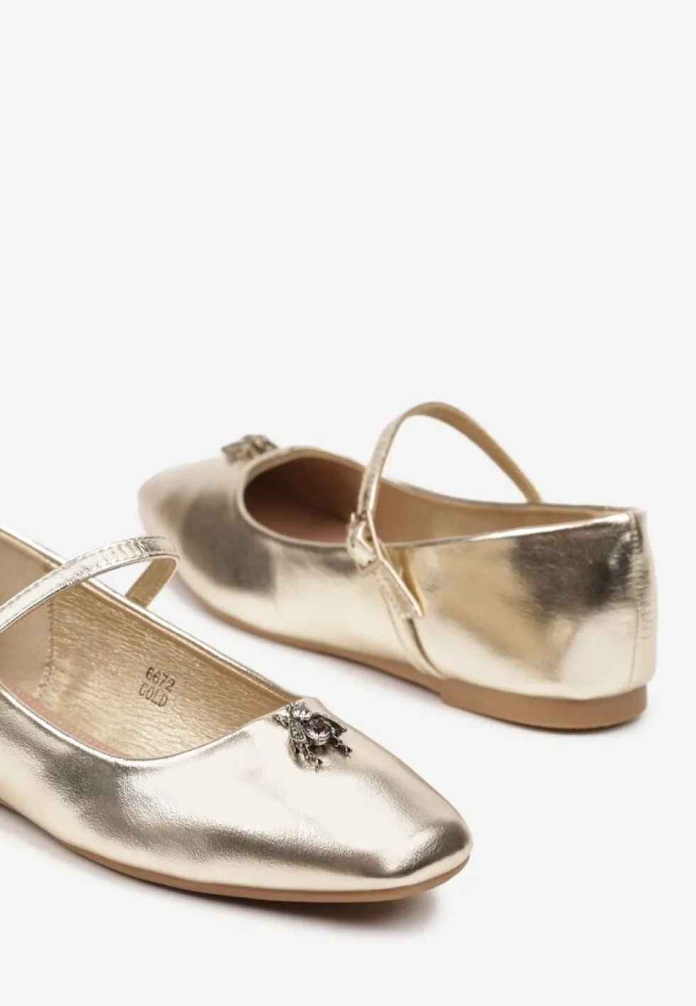 Złote Balerinki na Płaskiej Podeszwie Wykończone z Przodu Metaliczną Aplikacją Eviane
