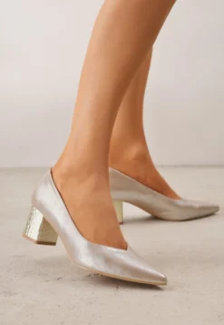 Złote Eleganckie Czółenka VICES na Słupku z Ozdobnym Tłoczeniem Castethis