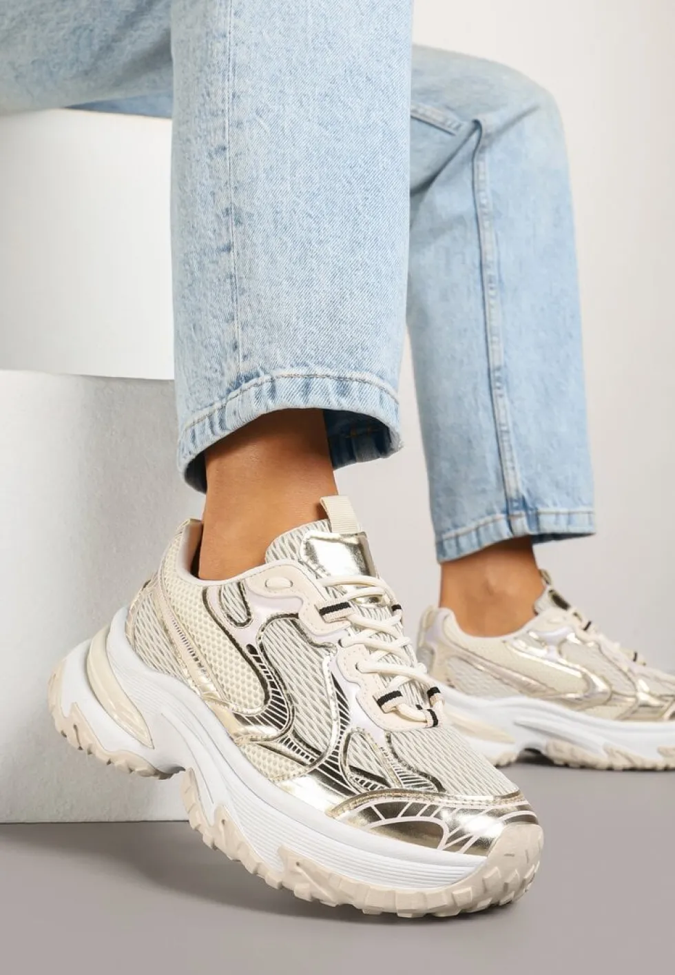 Złote Sneakersy na Platformie z Geometrycznym Wzorem Mevriane